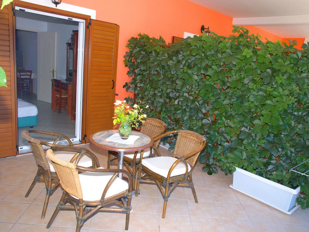 Nikas Villa Orange Apartments Parga Rum bild